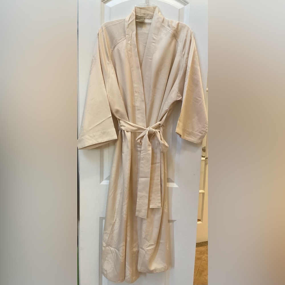 JW Spa Collection (Marriott Hotel) Robe - Picture 3 of 8